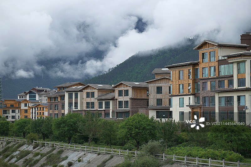 林芝小镇云雾缭绕图片素材