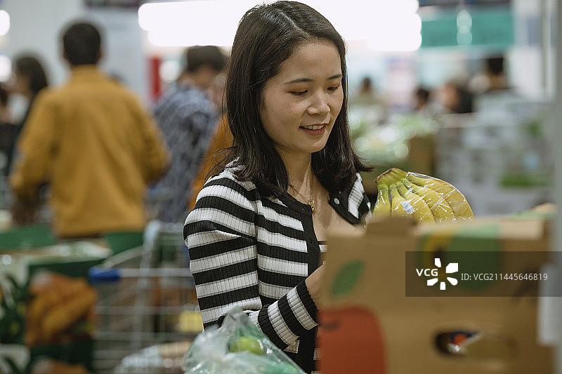 怀孕的青年妇女在逛超市图片素材