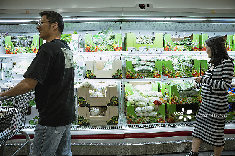 丈夫和怀孕的妻子在逛超市图片素材