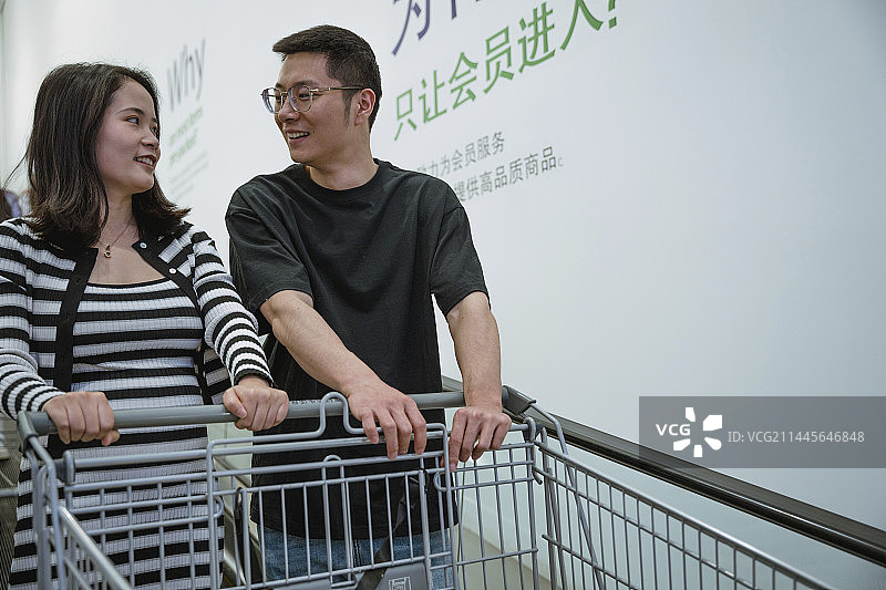 丈夫和怀孕的妻子在逛超市图片素材