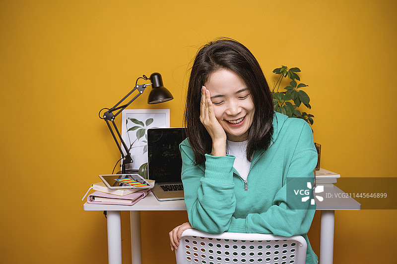青年女人在办公桌前图片素材