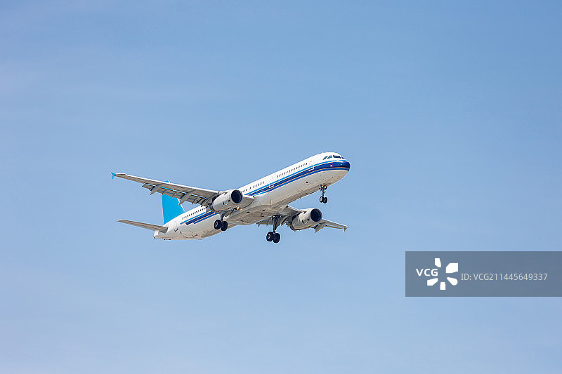 深圳机场低空准备着陆的南方航空空客飞机图片素材