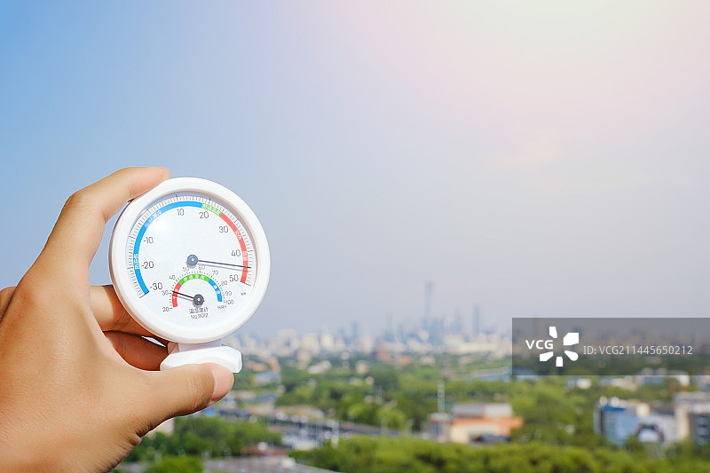 手拿温度计特写图片素材