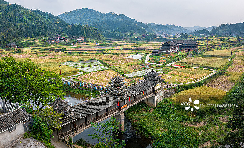 航拍山村农村风雨桥田园田野风光图片素材