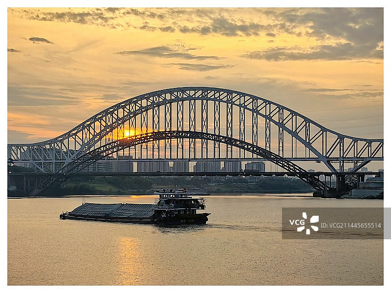 朝阳之下图片素材