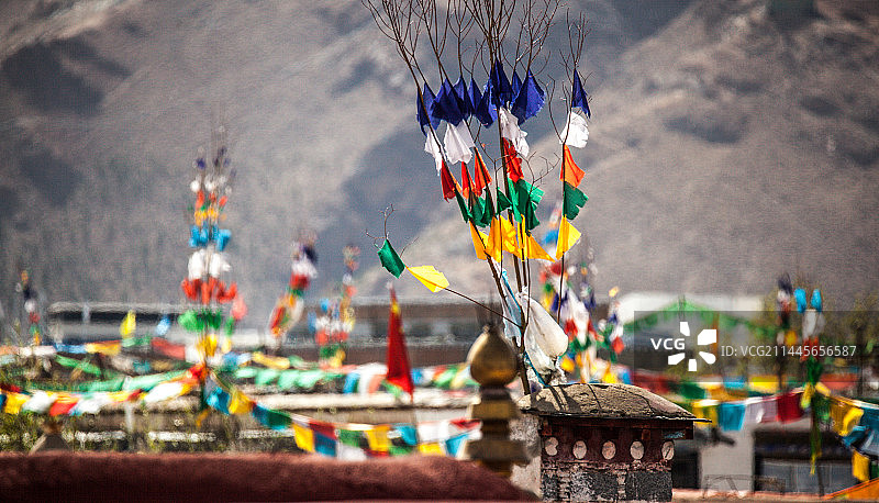 拉萨屋顶上的经幡装饰图片素材