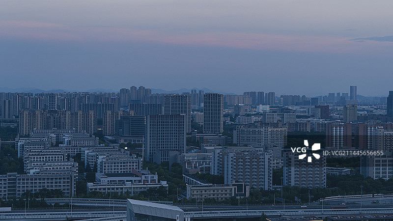 夏天傍晚杭州钱塘区下沙大学城的城市天际线图片素材
