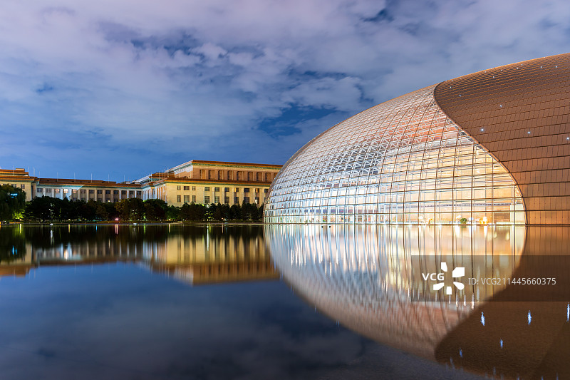 国家大剧院与人民大会堂同框夜景图片素材