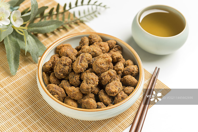 重庆小吃怪味胡豆摆放在桌面上特写图片素材