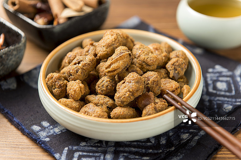 重庆小吃怪味胡豆摆放在桌面上特写图片素材