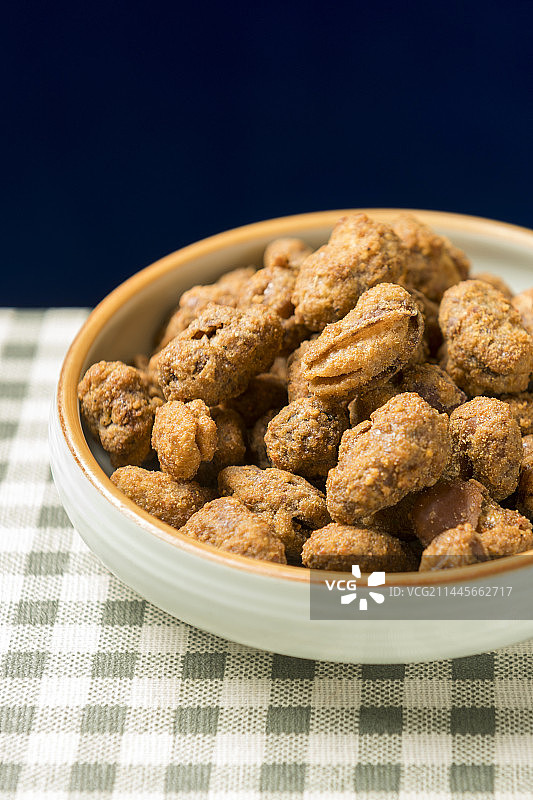 重庆小吃怪味胡豆摆放在桌面上特写图片素材