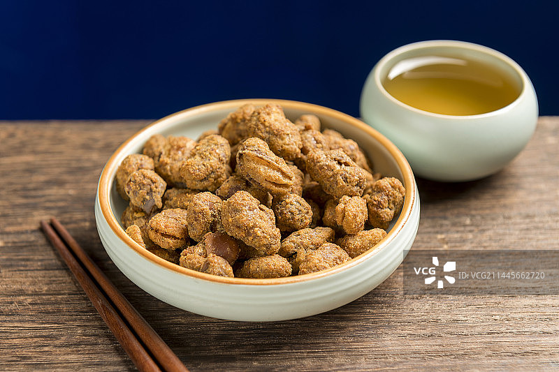 重庆小吃怪味胡豆摆放在桌面上特写图片素材