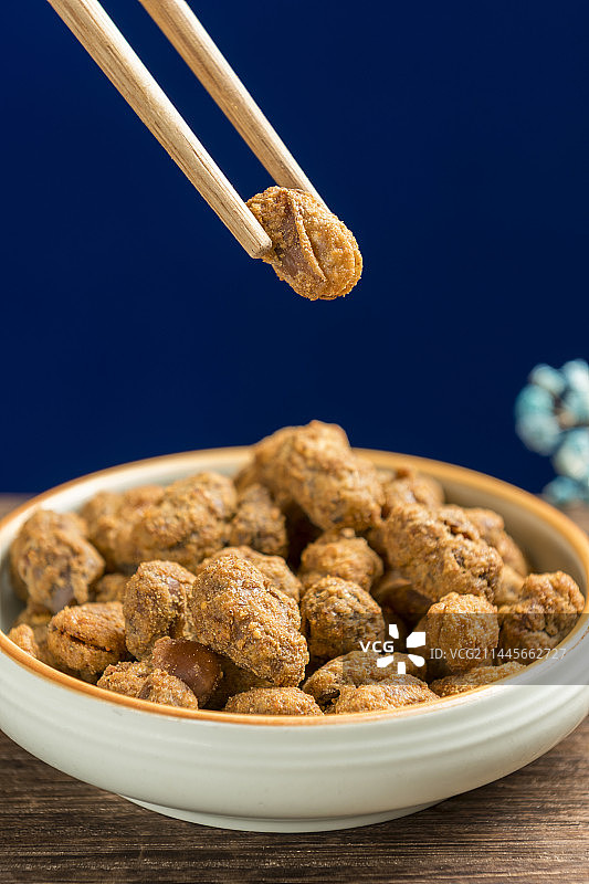 重庆小吃怪味胡豆摆放在桌面上特写图片素材