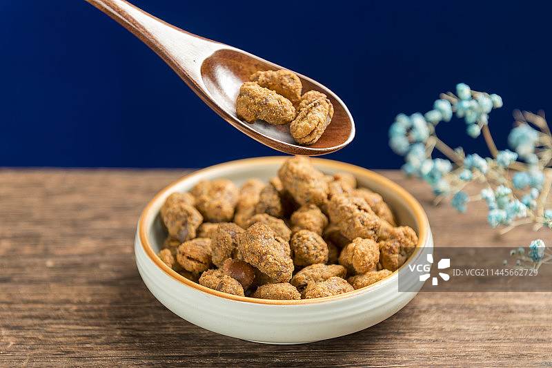 重庆小吃怪味胡豆摆放在桌面上特写图片素材