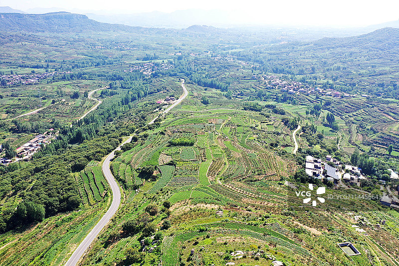 航拍镜头下的山东枣庄山亭区徐庄镇分水岭梯田美景图片素材