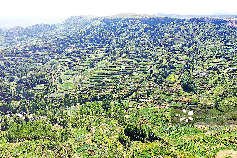 航拍镜头下的山东枣庄山亭区徐庄镇分水岭梯田美景图片素材