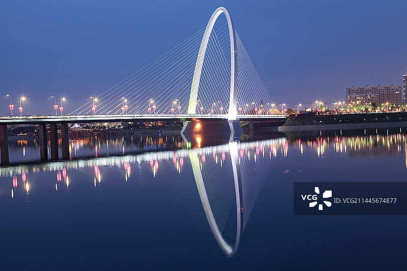 西安灞河彩虹桥和浐灞夜景图片素材