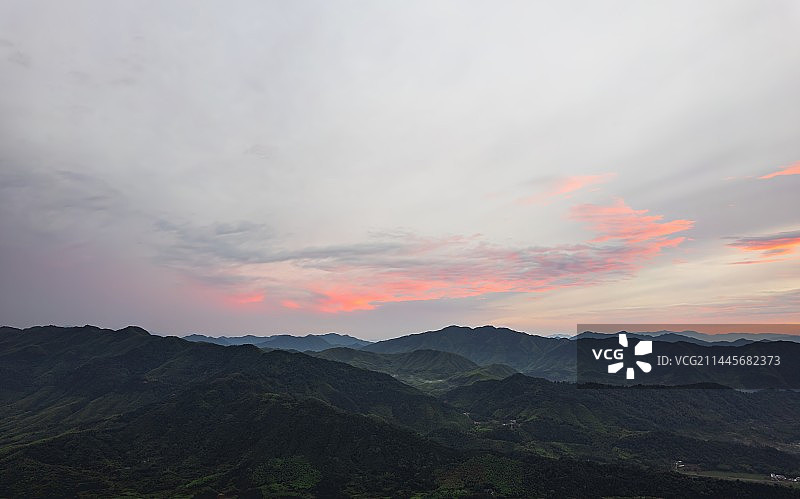 傍晚黄山余脉晚霞自然风景图片素材