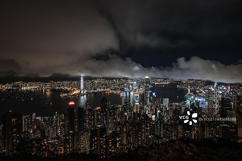 2023香港太平山顶维多利亚港城市天际线夜景图片素材