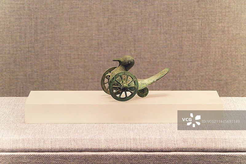 中国古代青铜器，西晋，三轮铜鸠车图片素材