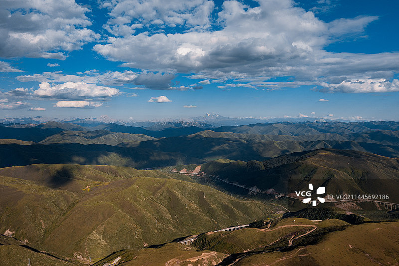 远眺岷山主峰雪宝顶图片素材