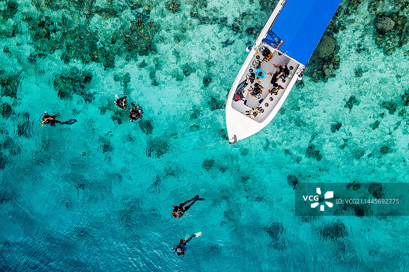 航拍碧蓝海水浮潜图片素材