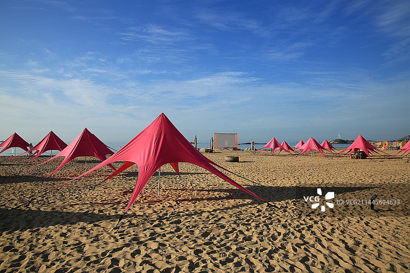 蓝天、沙滩与红色帐篷图片素材