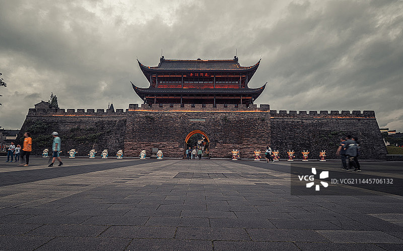 乌云密布下的古老的城楼：衢州市衢江区水亭门图片素材
