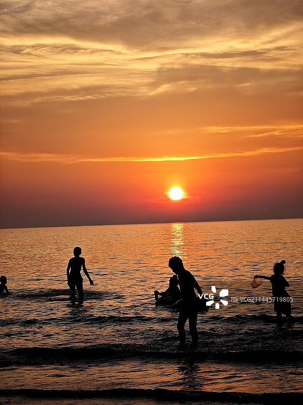 日落海边戏水图片素材