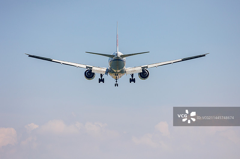 低空飞机的尾部视图图片素材