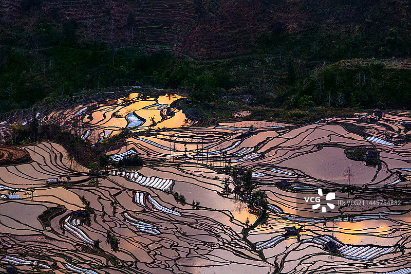 夕阳落下时的老虎嘴梯田图片素材