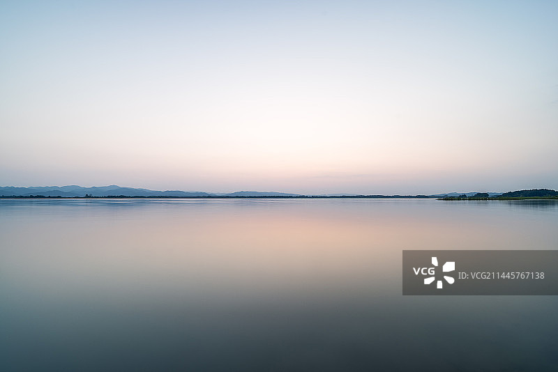 平静的湖泊自然风景图片素材