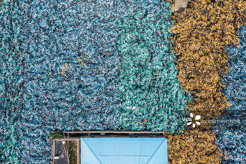 上海浦东废弃共享单车堆集地航拍图片素材