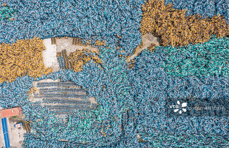 上海浦东废弃共享单车堆集地航拍图片素材