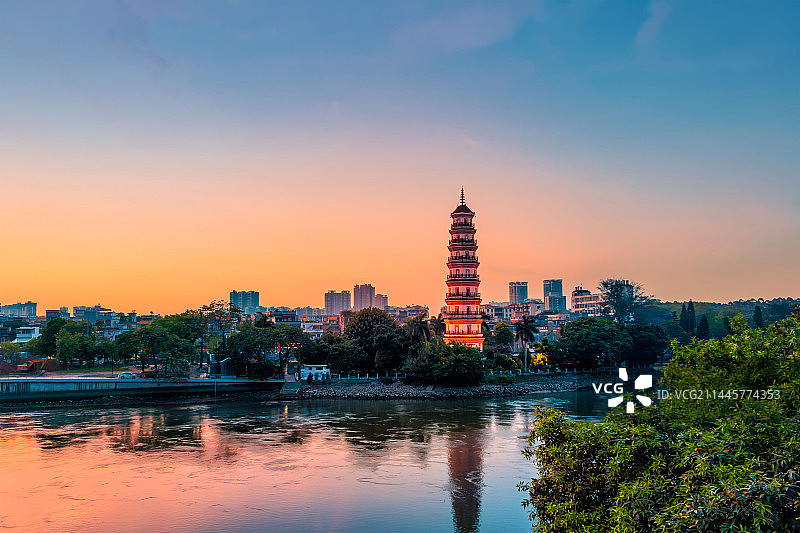 夕阳下的东莞万江历史文化古迹金鳌塔图片素材