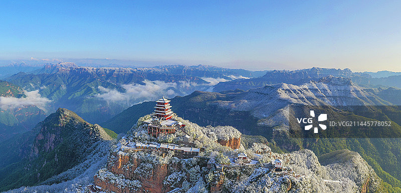 四月飞雪王屋山图片素材
