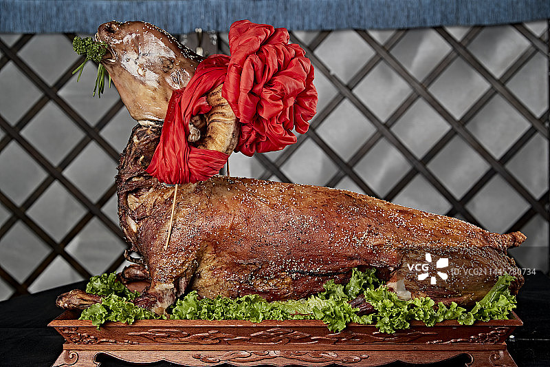 传统馕坑脆皮烤全羊图片素材