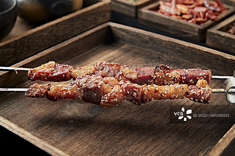 铁签串烤大块羊肉图片素材