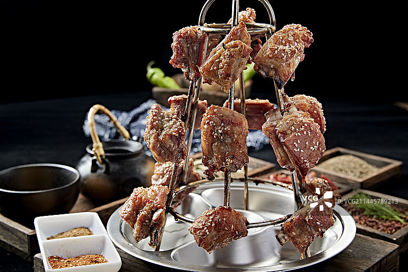 馕坑架子烤肉图片素材