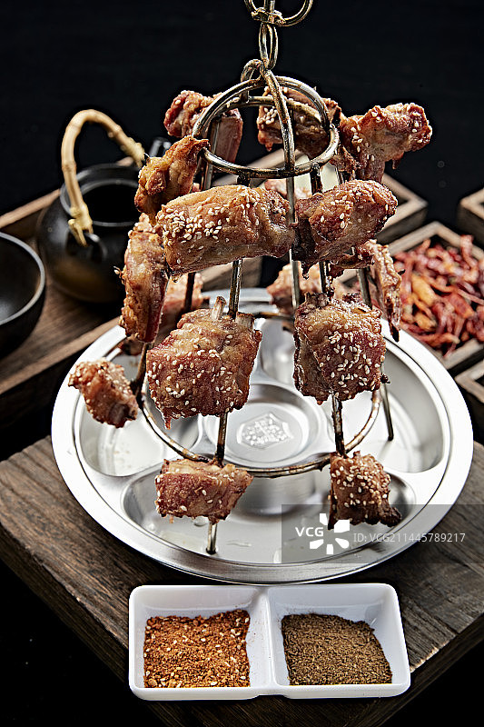 馕坑架子烤肉图片素材