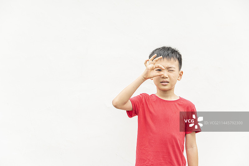 白色背景中可爱的小男孩图片素材