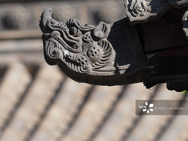 山西榆次传统建筑屋檐的龙雕塑特写镜头图片素材