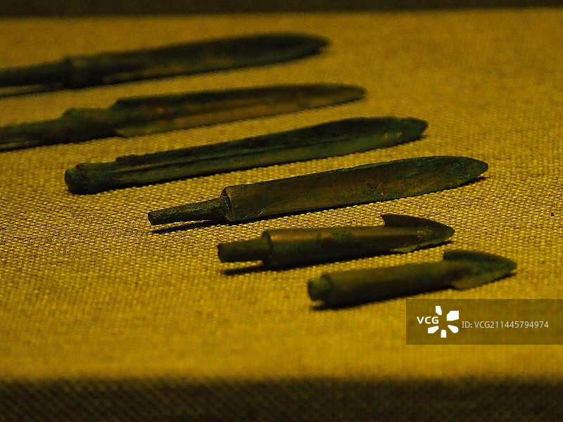 桌子上陈列展览的战国时期青铜箭簇特写镜头图片素材