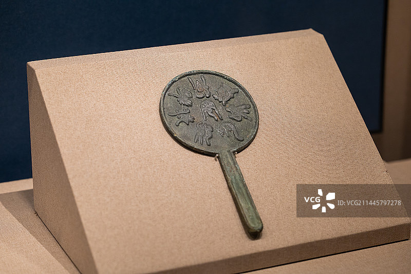 杭州博物馆南宋海晏河澄铭文铜执镜图片素材