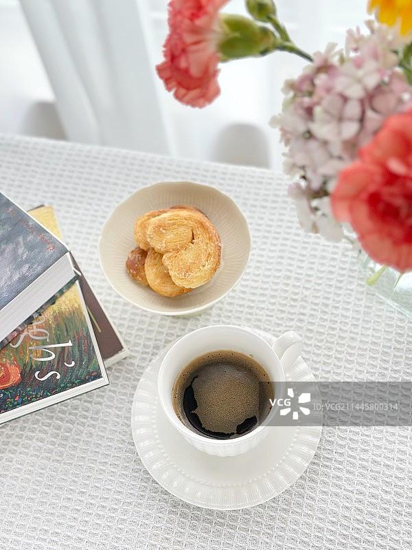 咖啡和蝴蝶酥图片素材