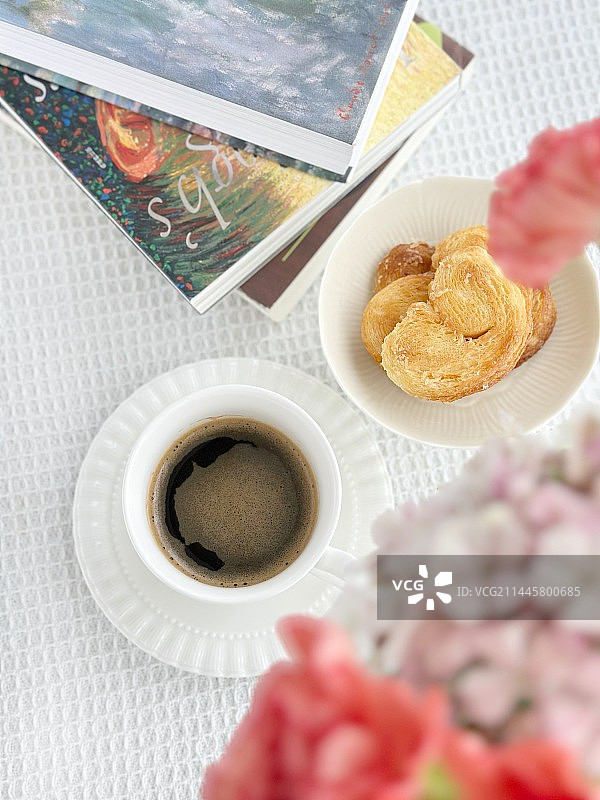 咖啡和蝴蝶酥图片素材