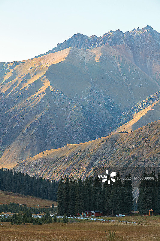 新疆伊犁昭苏夏特夏塔景区雪山草原图片素材