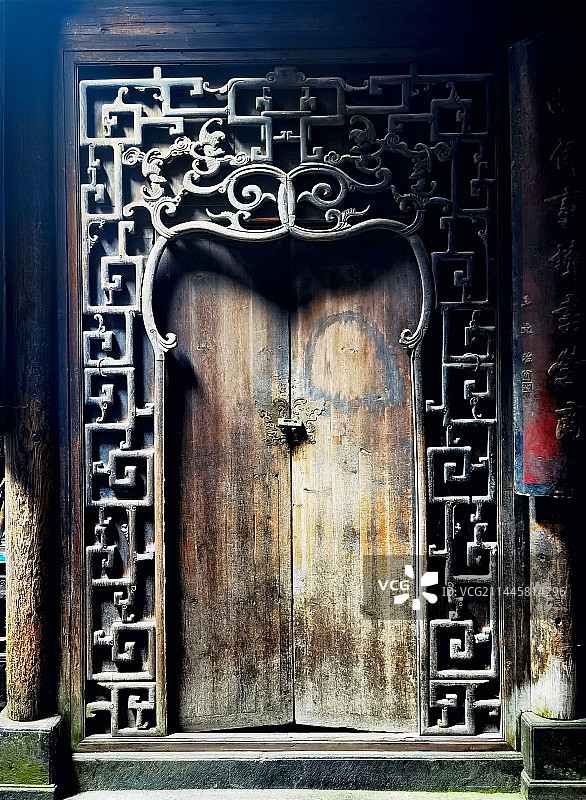 安徽省黄山黟县西递古村风光系列之徽韵老屋雕花木门图片素材