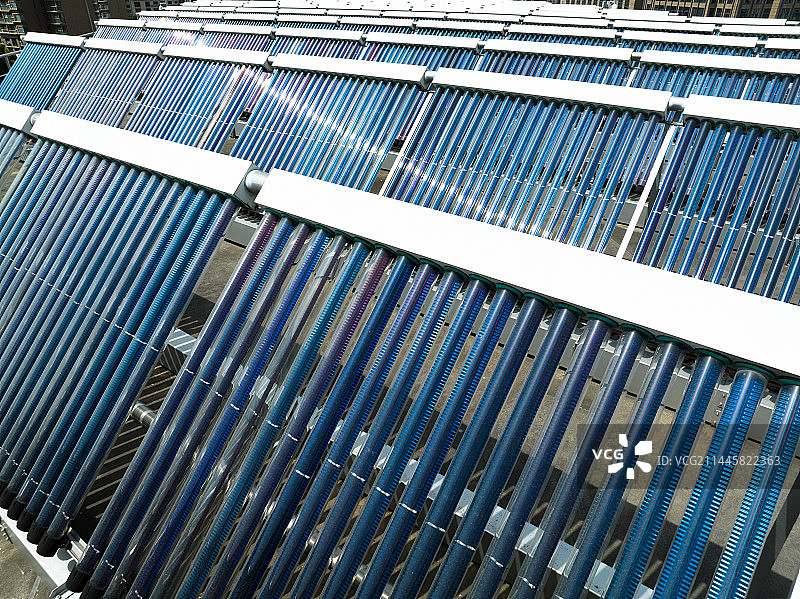 航拍房顶太阳能热水器图片素材