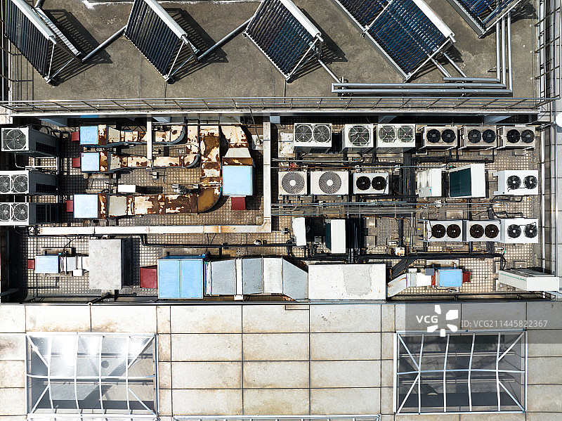 俯瞰楼顶空调设备管线图片素材